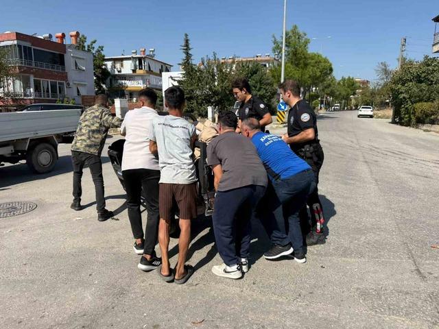 Antalya&rsquo;da otomobil ile &uuml;&ccedil; tekerlekli bisiklet &ccedil;arpıştı: 2 yaralı 1