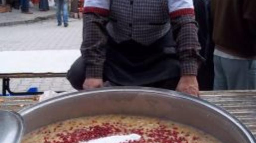 T&uuml;rk bayraklı aşure dikkat &ccedil;ekti