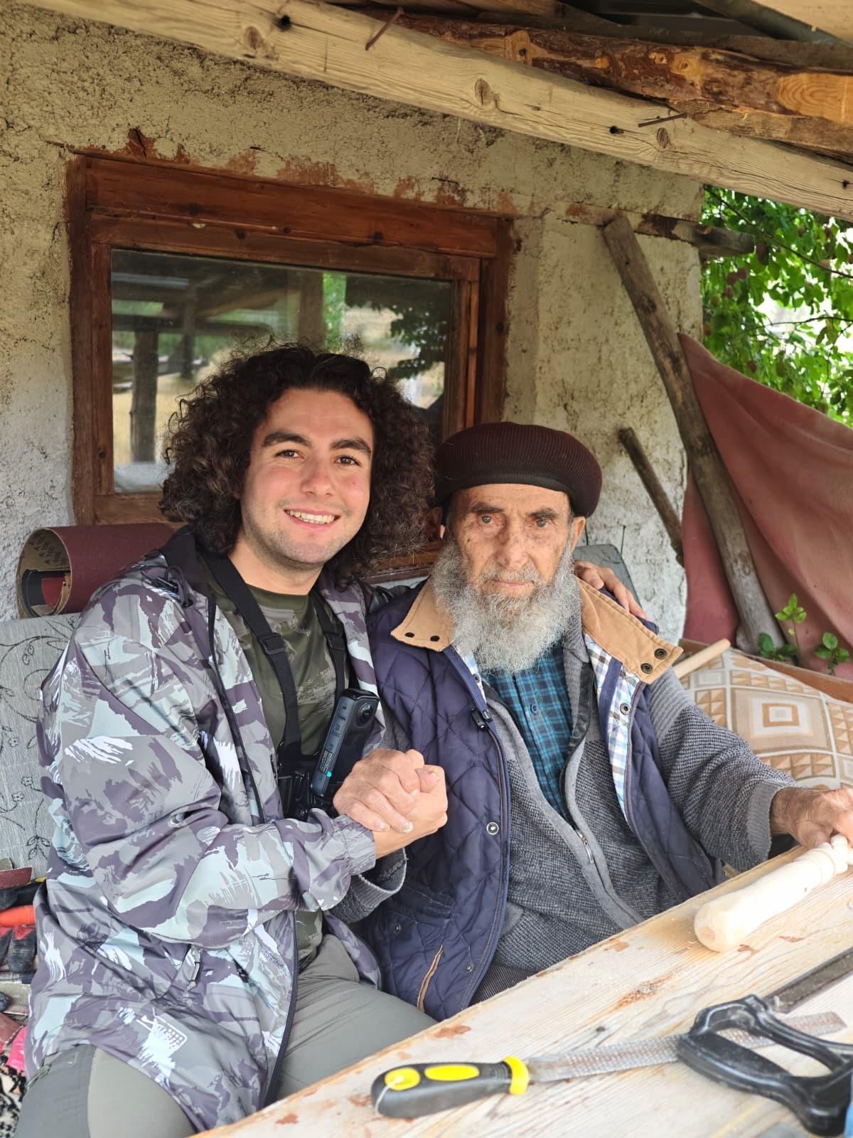 60 yıllık gelenek: Yaptığı bastonları ücretsiz hediye ediyor 1