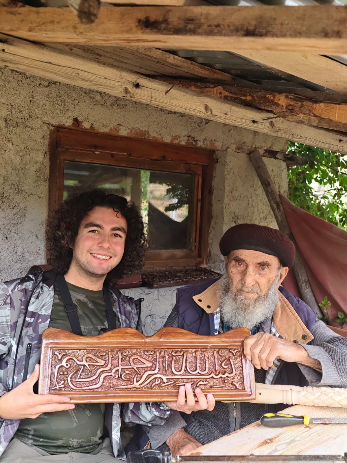 60 yıllık gelenek: Yaptığı bastonları ücretsiz hediye ediyor 2