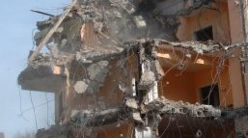 Van&rsquo;daki binalar profesyonel makinelerle yıkılıyor