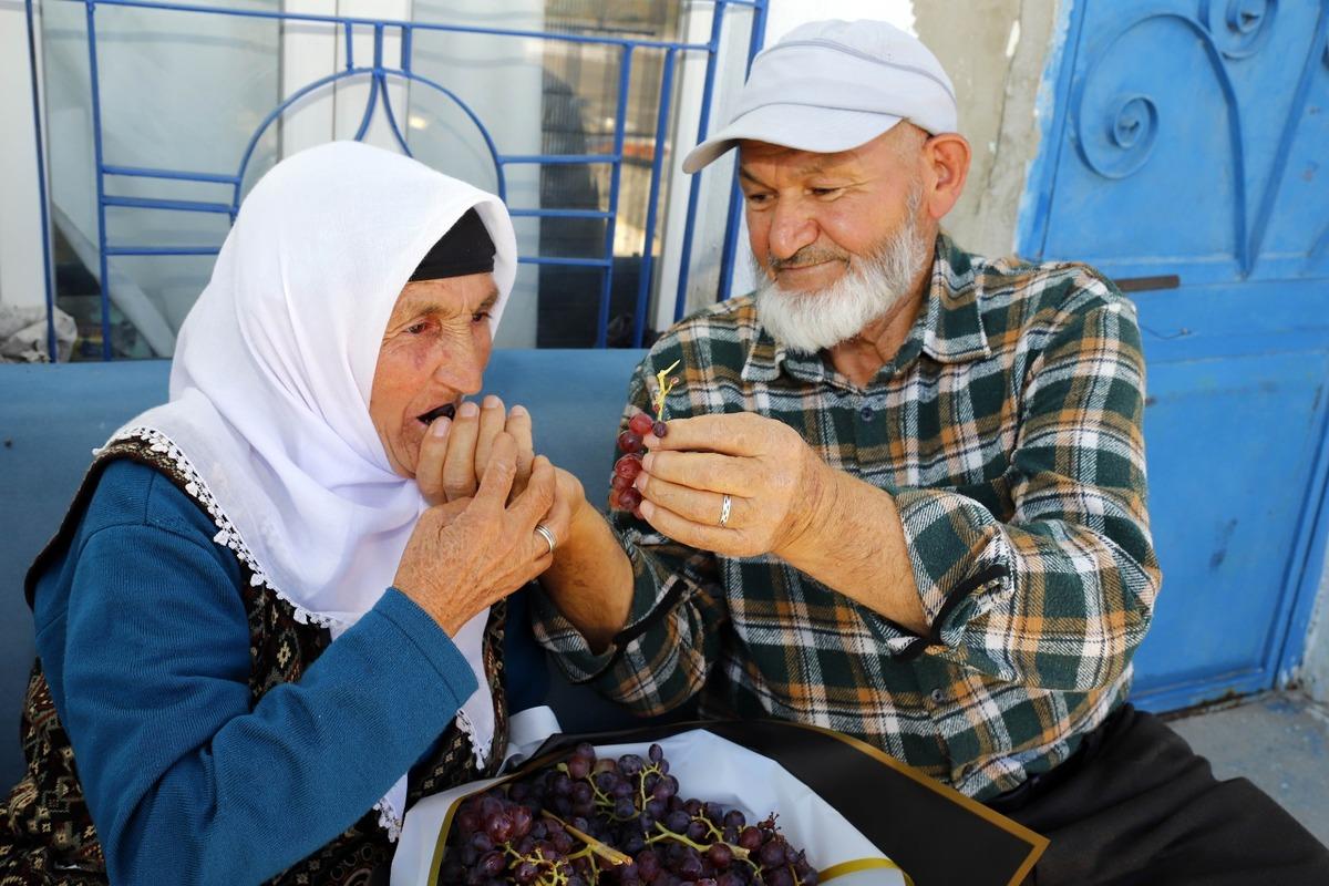 Ne çiçek ne pasta! 77 yaşındaki eşine verdiği hediye her yıl aynı 1