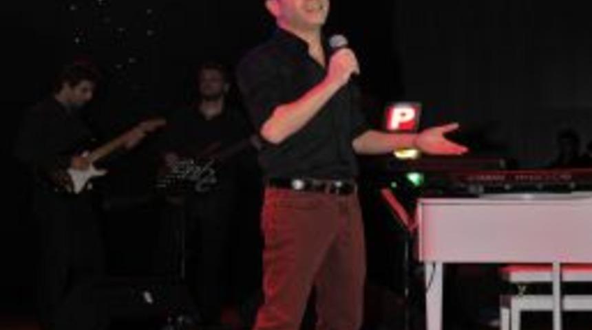 &Uuml;nl&uuml; pop&ccedil;ular şarkılarını Van i&ccedil;in s&ouml;yledi