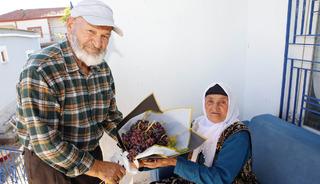 Ne &ccedil;i&ccedil;ek ne pasta! 77 yaşındaki eşine verdiği hediye her yıl aynı