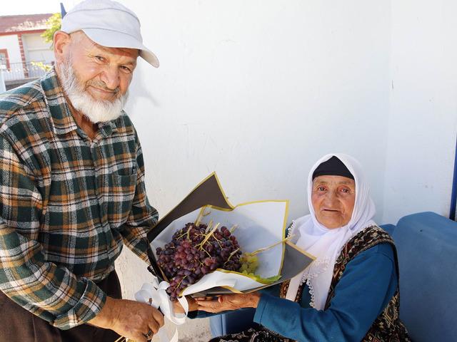 Ne &ccedil;i&ccedil;ek ne pasta! 77 yaşındaki eşine verdiği hediye her yıl aynı