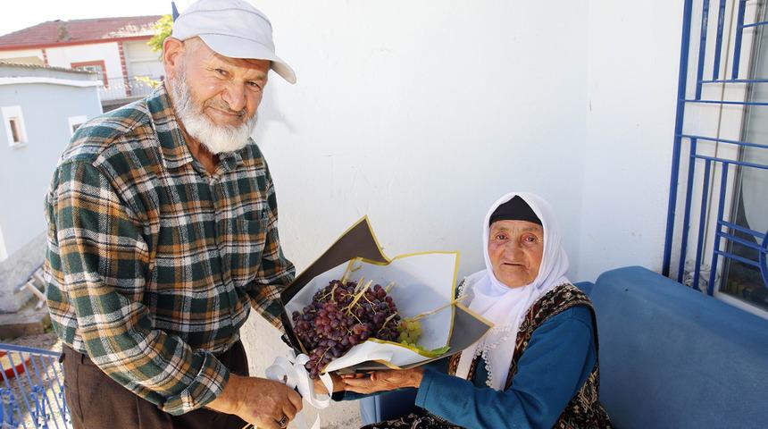 Ne &ccedil;i&ccedil;ek ne pasta! 77 yaşındaki eşine verdiği hediye her yıl aynı