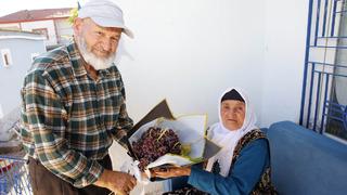 Ne çiçek ne pasta! 77 yaşındaki eşine verdiği hediye her yıl aynı