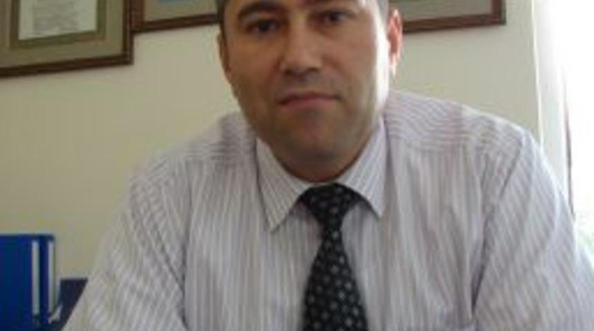 Dizi ve filmlerdeki alkoll&uuml; i&ccedil;ecek sahneleri bağımlılık yaşını d&uuml;ş&uuml;r&uuml;yor