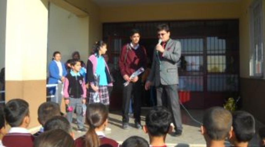 Depremzede &ouml;ğrenciler &Ouml;ğretmenler G&uuml;n&uuml;'nde okula başladı