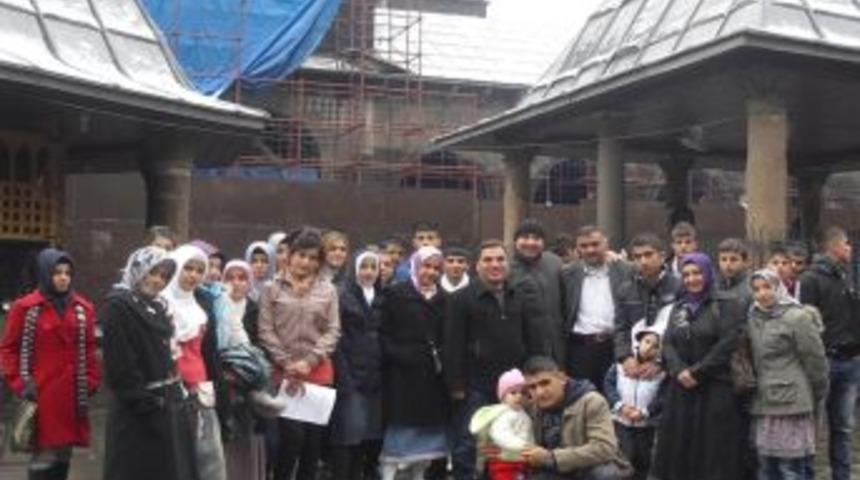 Silopili &ouml;ğrenciler, Diyarbakır&rsquo;daki 27 sahabe t&uuml;rbesini ziyaret etti