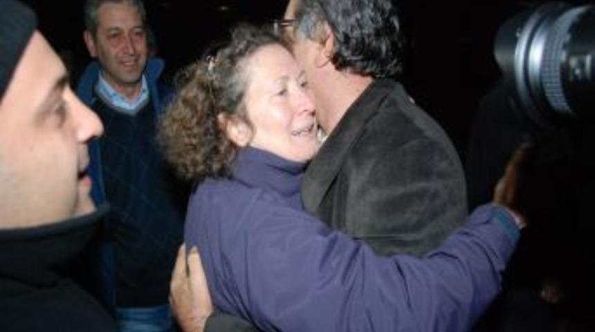 İzmir B&uuml;y&uuml;kşehir'e y&ouml;nelik operasyon: 20 kişiden 8'i tutuklandı