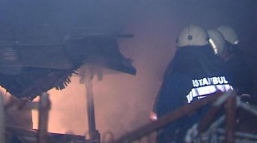 Baraka yangınına mahalleli hortumla m&uuml;dahale etti