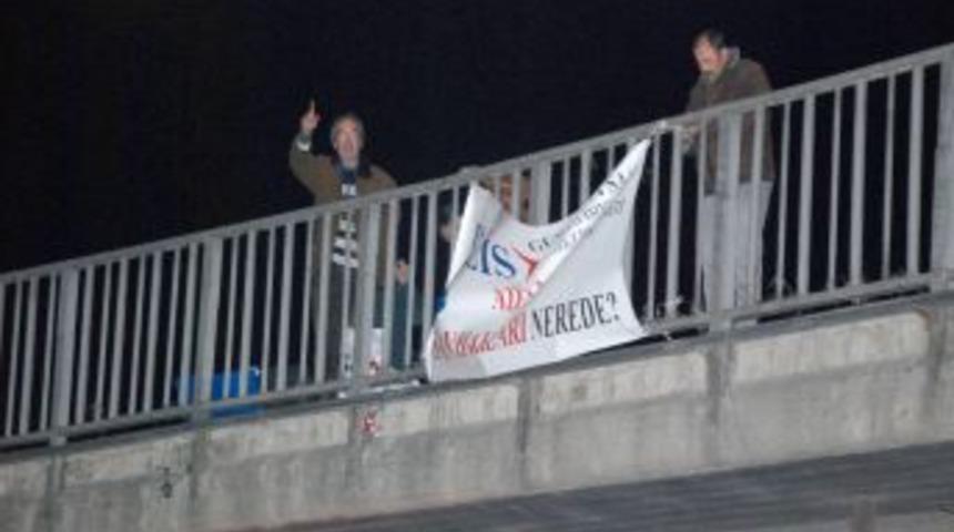 Polis haklarını savunmak i&ccedil;in k&ouml;pr&uuml;de eylem yaptı