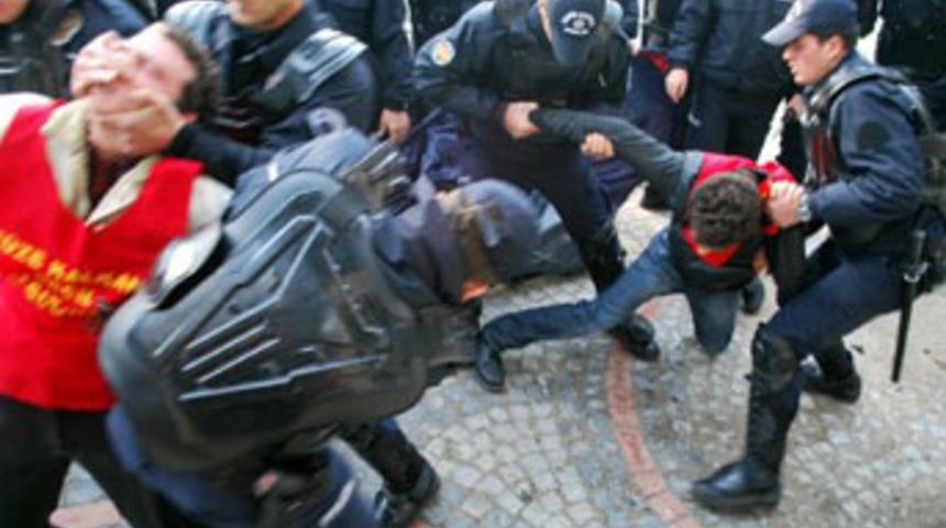 Polisten &ouml;ğrencilere sert m&uuml;dahale