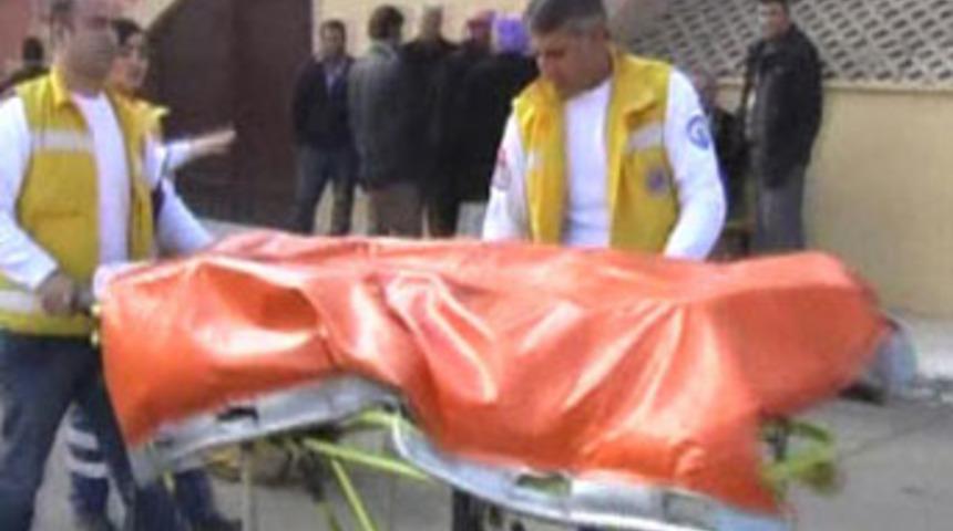 14 yaşında, annesini d&ouml;ven babasını &ouml;ld&uuml;rd&uuml;