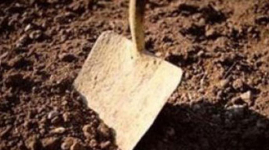 Annesini &ouml;ld&uuml;r&uuml;p bah&ccedil;eye g&ouml;mm&uuml;ş