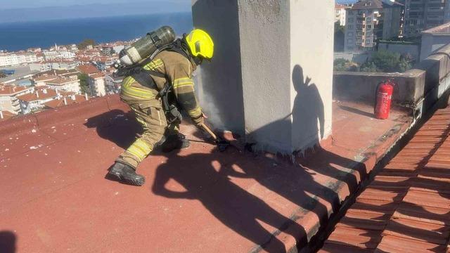 Bursa’da sitenin çatısında yangın paniği