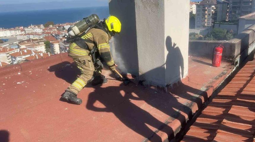 Bursa&rsquo;da sitenin &ccedil;atısında yangın paniği