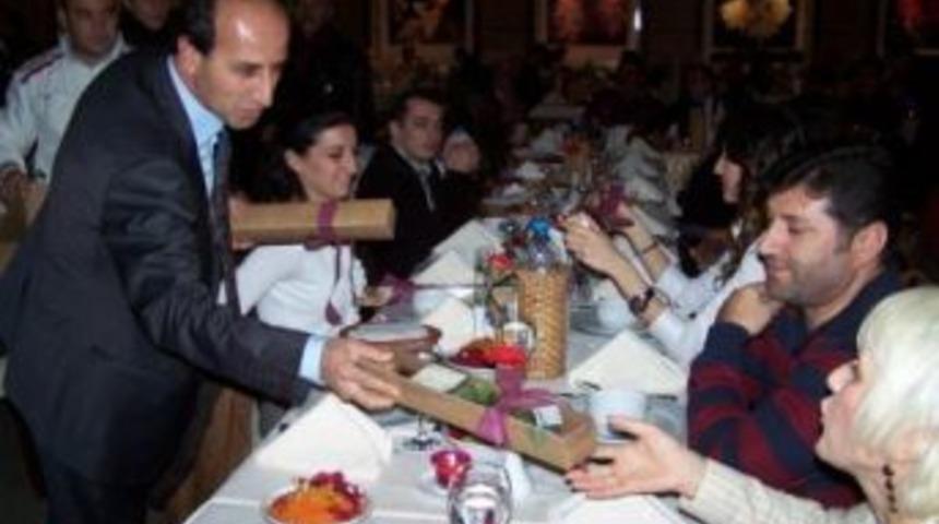 Esenk&ouml;yl&uuml; &ouml;ğretmenler onuruna yemek