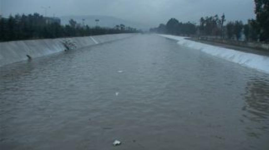 İzmir'de yağış g&uuml;n boyu etkili oldu
