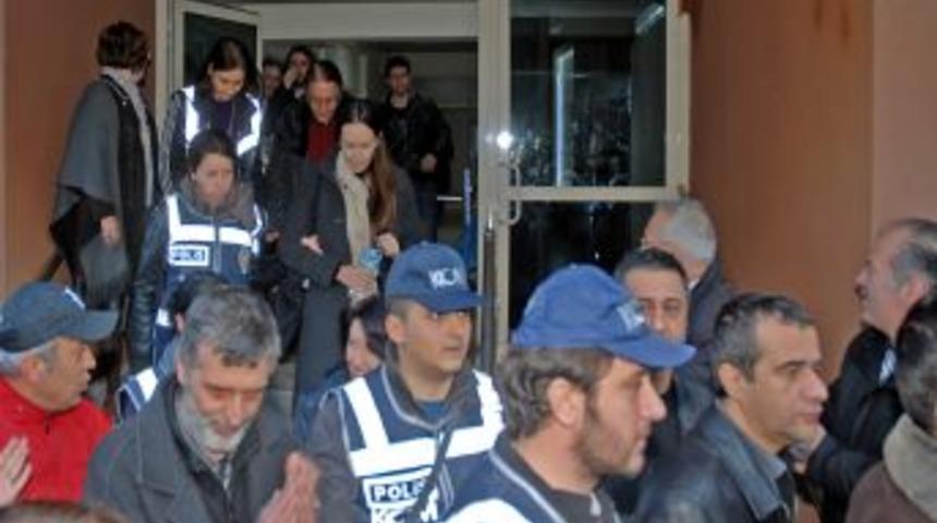 İzmir B&uuml;y&uuml;kşehir operasyonunda 19 zanlı adliyeye sevk edildi