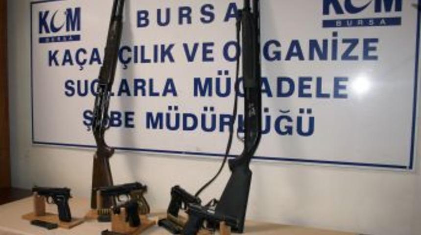 Silah ka&ccedil;ak&ccedil;ısı cezaevi kapısında yakalandı