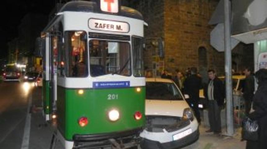 Otomobil tramvaya &ccedil;arptı, vatandaş şaştı kaldı