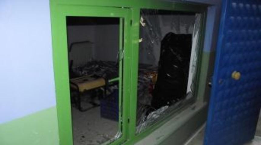 S&uuml;per amat&ouml;r futbol liginde kavga &ccedil;ıktı, bir polis bir futbolcu yaralandı