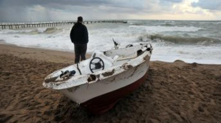 Tekne alabora oldu: 1 &ouml;l&uuml;, 1 kayıp