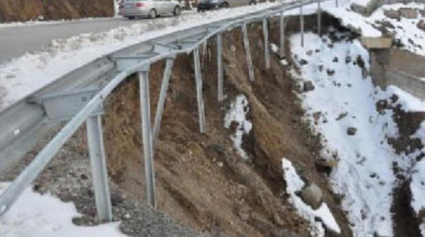 Paland&ouml;ken'de &ccedil;&ouml;ken yol korkutuyor