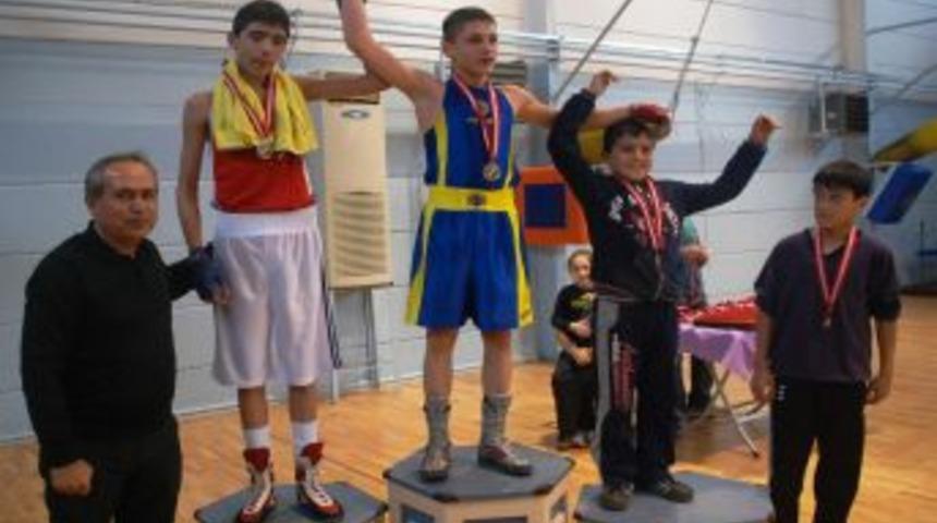 Fenerbah&ccedil;eli gen&ccedil; boks&ouml;rler 20 madalya kazandı