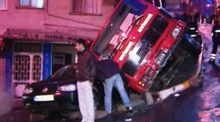 Devrilen itfaiye aracını itfaiye ekipleri kurtardı