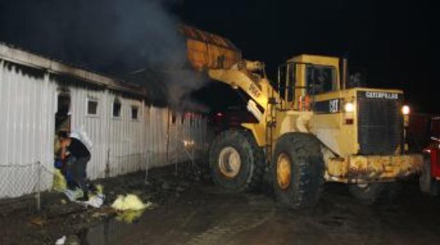 HES inşaatında &ccedil;alışan iş&ccedil;ilerin kaldığı prefabrik yandı