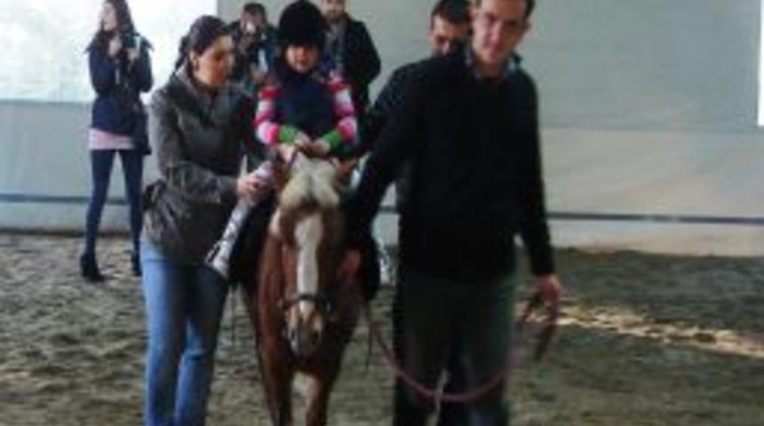 Spastik &ccedil;ocuklar &lsquo;atla&rsquo; tedavi ile hayata tutunuyor