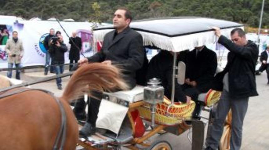 Kılı&ccedil;daroğlu a&ccedil;ılışa faytonla geldi