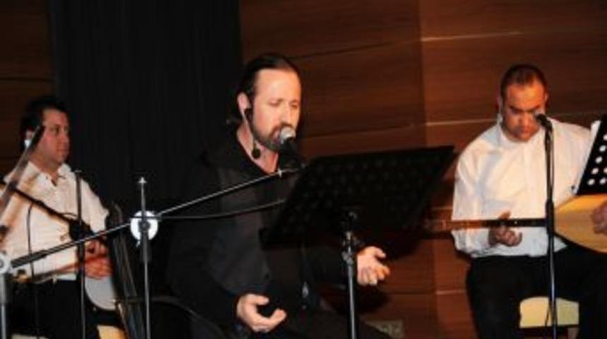 Pursaklar'da şiirli, t&uuml;rk&uuml;l&uuml; programa vatandaşlar yoğun ilgi g&ouml;sterdi