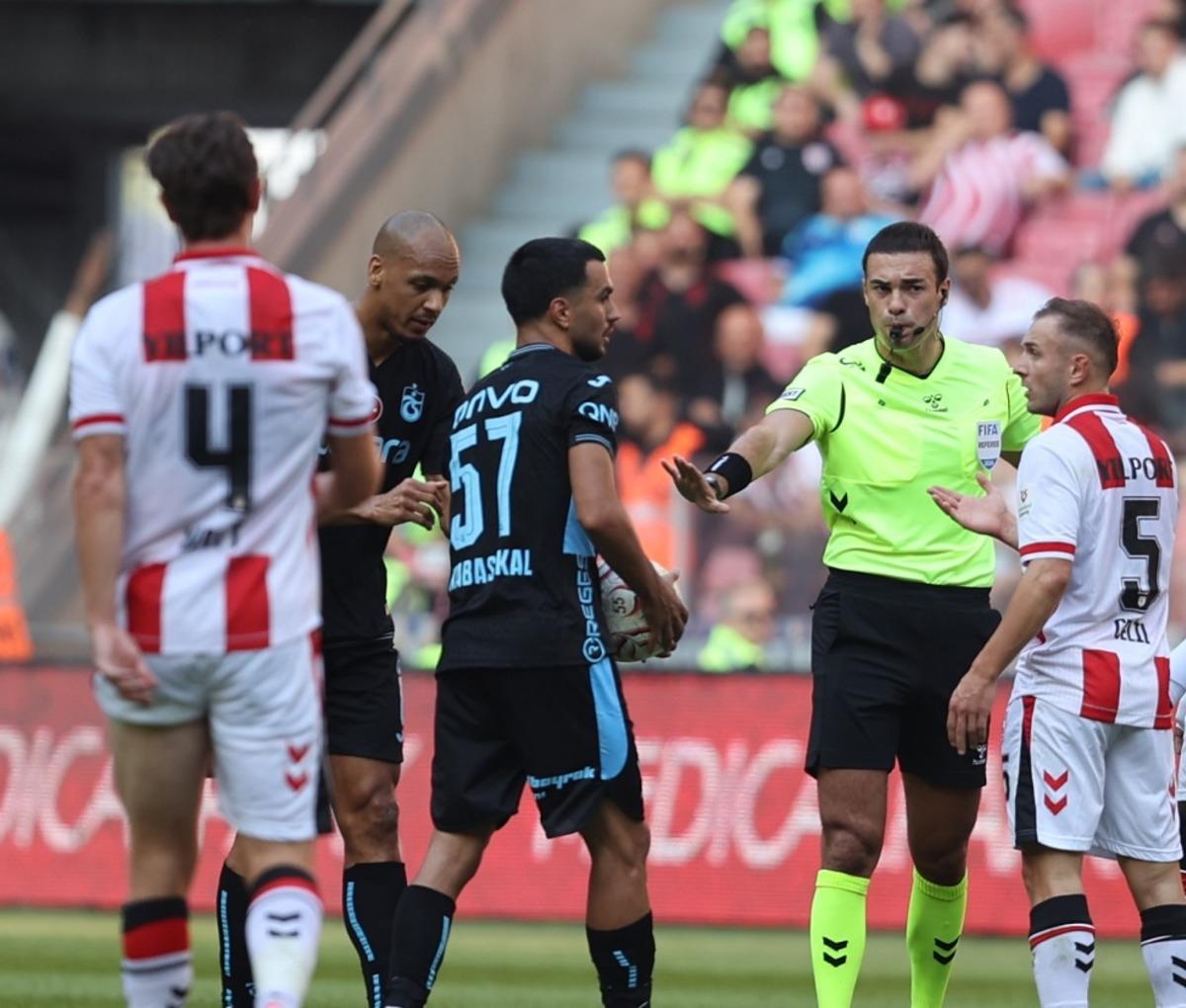 Trabzonspor da şok! Rakibine kafa attı, Beşiktaş derbisinde yok 3