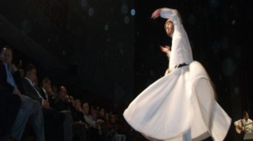 &Uuml;niversiteli &ouml;ğrenciler Mevlana'yı andı