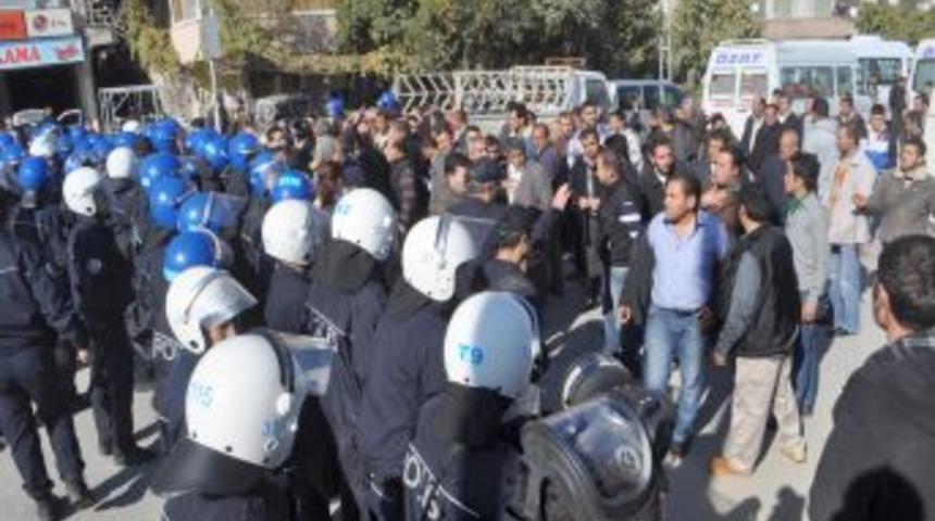 Dolmuş şof&ouml;rleri 3,5 saat s&uuml;reyle yol kapatıp eylem yaptı