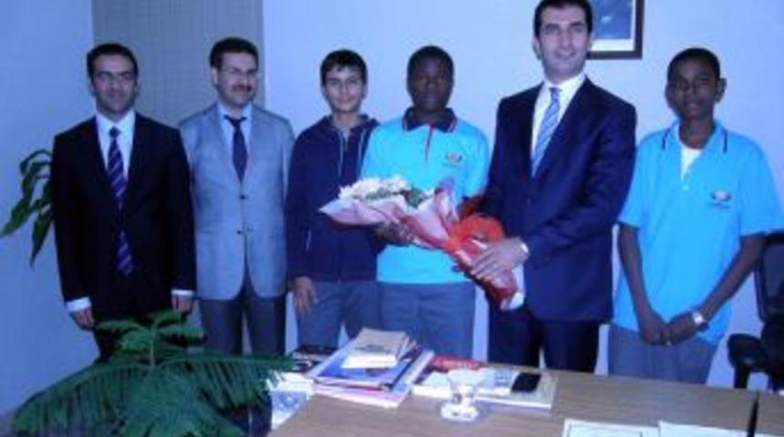 Afrikalı &ouml;ğrenciler iyilik el&ccedil;isi olacak