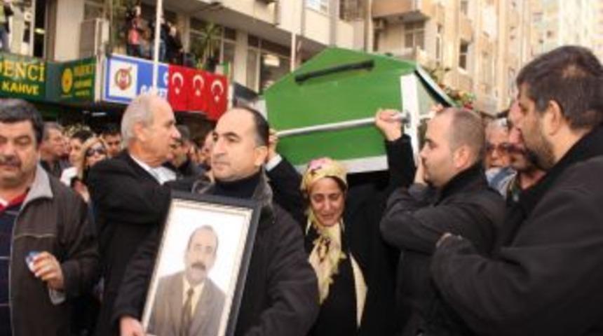 Gazeteci G&uuml;m&uuml;şdamla, dualarla son yolculuğuna uğurlandı