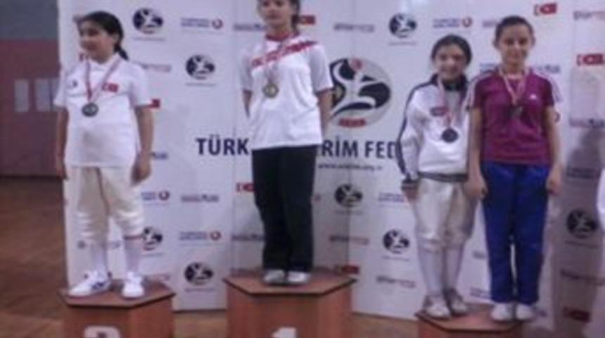 Eskrim minik kızlarda dereceleri &Uuml;lk&uuml; Ulusoy topladı