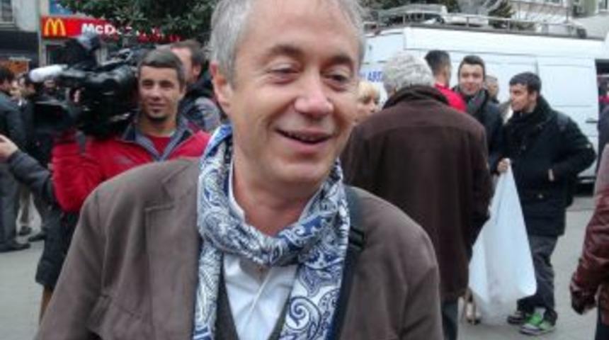 Erkekler, kadına şiddete karşı y&uuml;r&uuml;d&uuml;