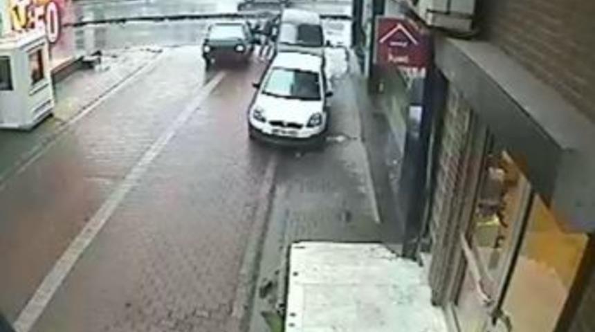 G&uuml;nd&uuml;z vakti ara&ccedil; soygunu g&uuml;venlik kamerasına yakalandı