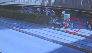 Motosikletin yayaya &ccedil;arptığı kaza kamerada; 2 yaralı