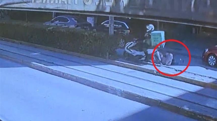 Motosikletin yayaya &ccedil;arptığı kaza kamerada; 2 yaralı