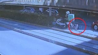 Motosikletin yayaya çarptığı kaza kamerada; 2 yaralı