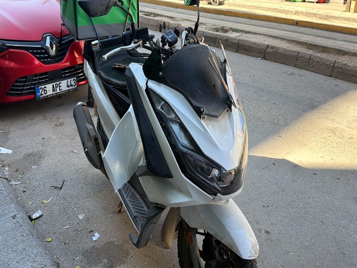 Motosikletin yayaya &ccedil;arptığı kaza kamerada; 2 yaralı 1