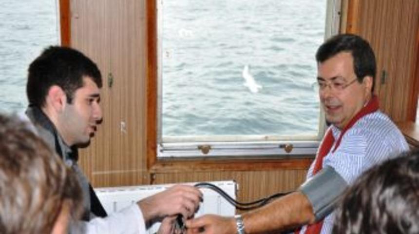 Vapur yolcuları tansiyon kontrol&uuml;nden ge&ccedil;ti