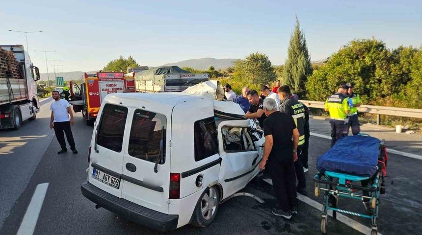 Mersin&rsquo;de trafik kazası! 2 &ouml;l&uuml;